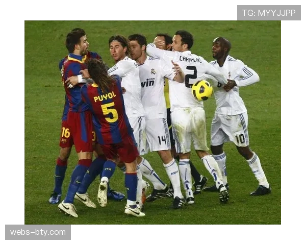 皇马球星维尼修斯训练场道歉，主帅阿隆索全程陪同